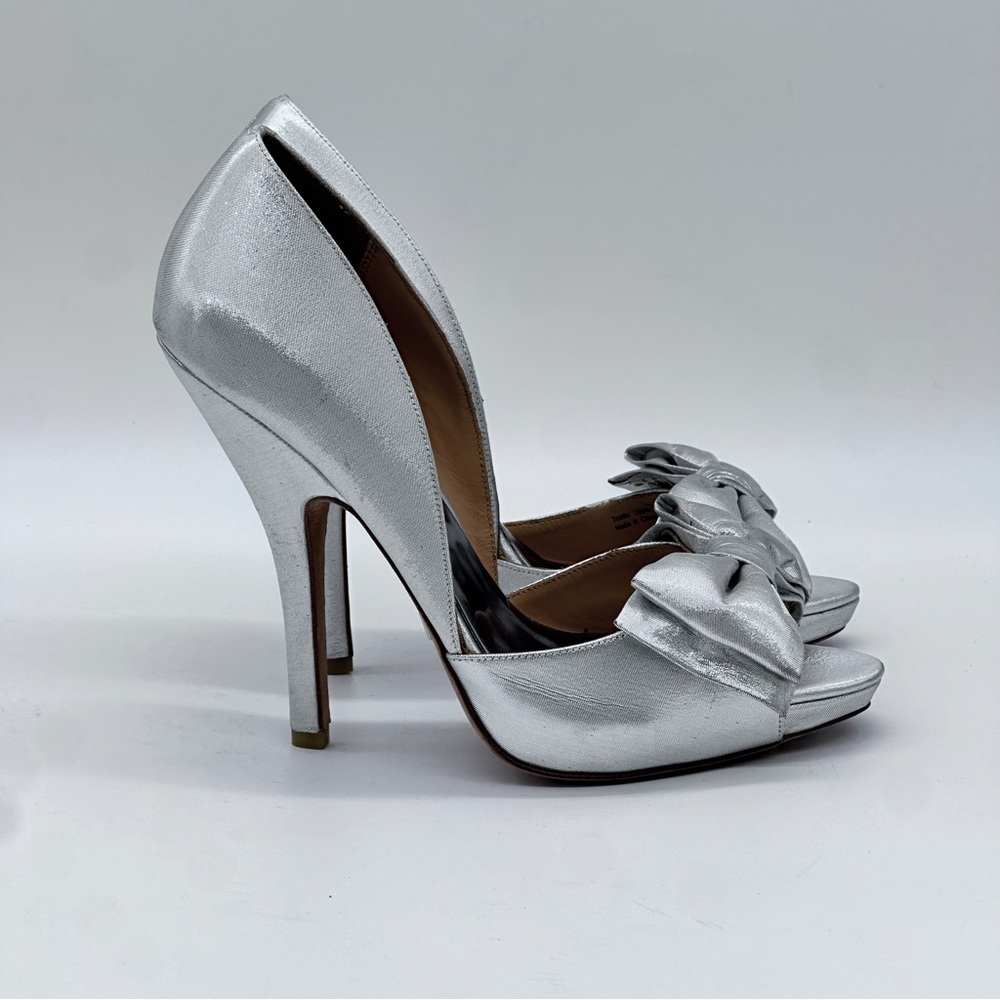 Badgley Mischka D’Orsay Silver Satin Peep ToePumps. Size 9.5